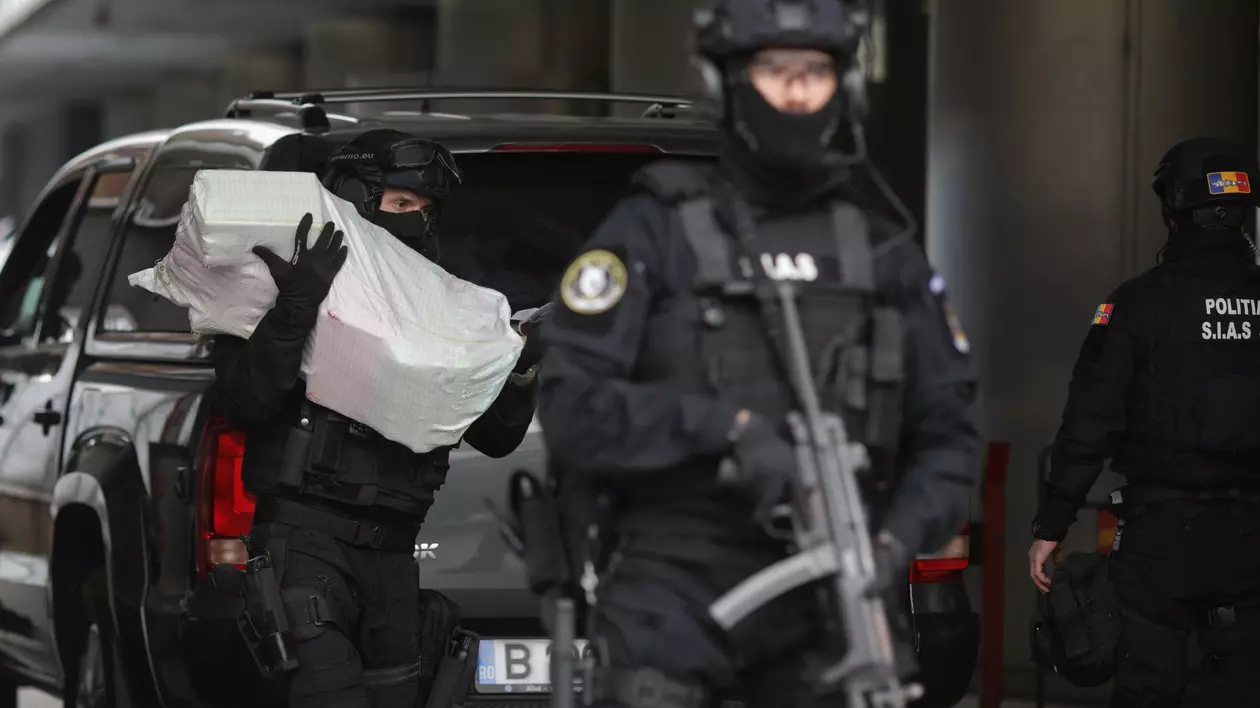 Polițiștii și procurorii aduc la DIICOT cocaina capturată în Delta Dunării (Foto: Inquam Photos/ Octav Ganea)