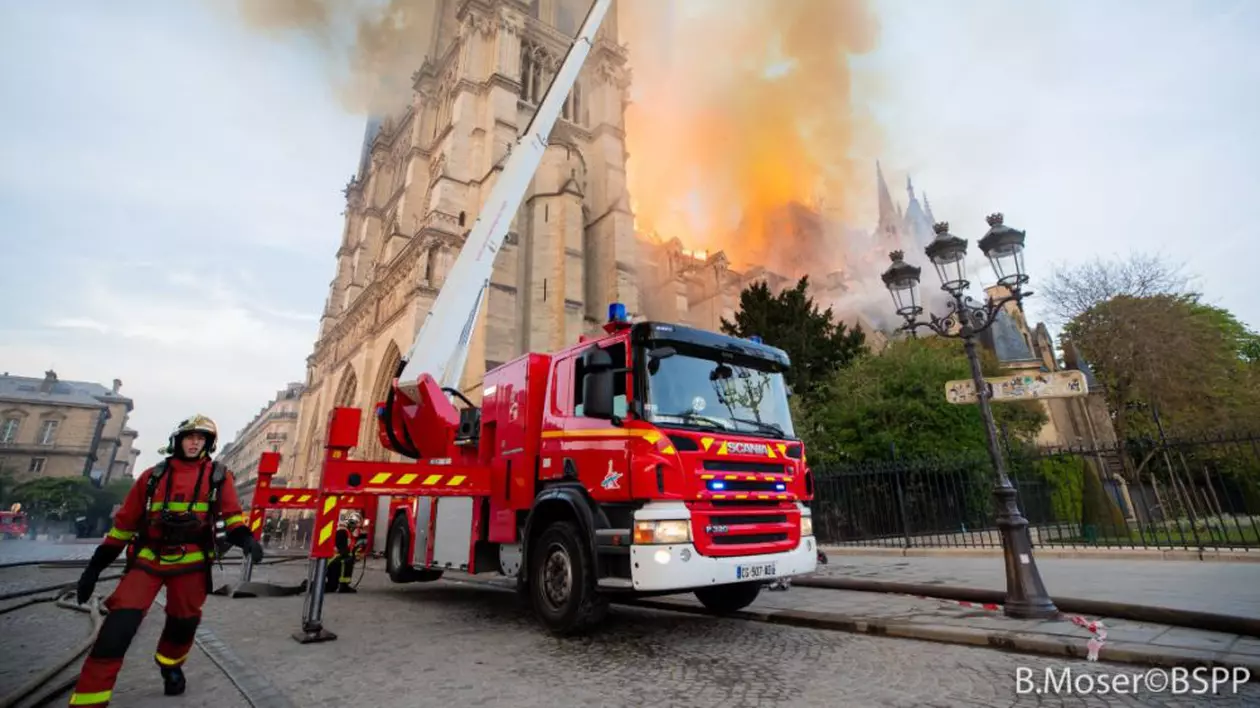 Mai mulți oameni de afaceri au promis că donează aproape un miliard de euro pentru reconstrucția catedralei Notre-Dame care a fost distrusă de un incendiu violent.
