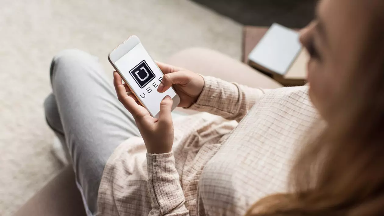 Un alt șofer Uber, reclamat la Poliție! „Ne-a înjurat, ne-a scuipat și ne-a pulverizat spray lacrimogen în ochi”