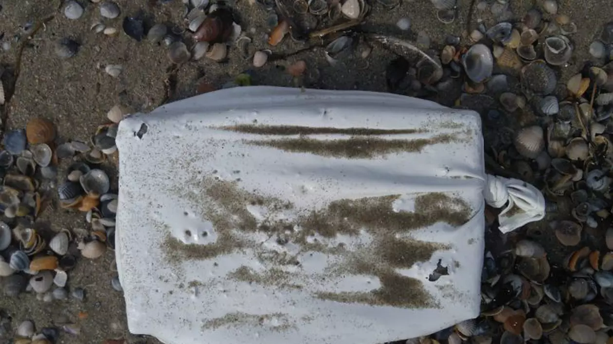 Cum au ajuns pachetele de cocaină pe plajă. Autoritățile cred că o a doua barcă cu droguri a eșuat