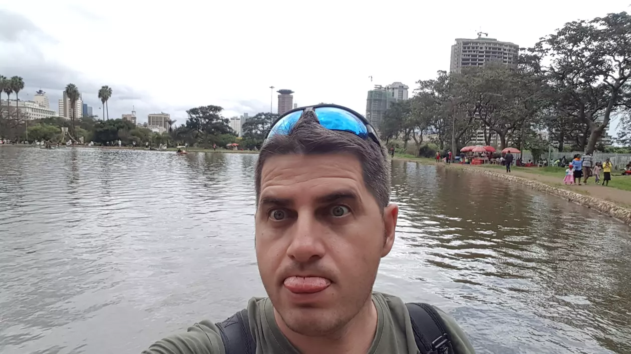 GALERIE FOTO | «Am votat ca să pot urla»! Motivația fabuloasă a lui Bogdan Dovleac, românul care a parcurs duminică 690 de km, în Africa, până la urne