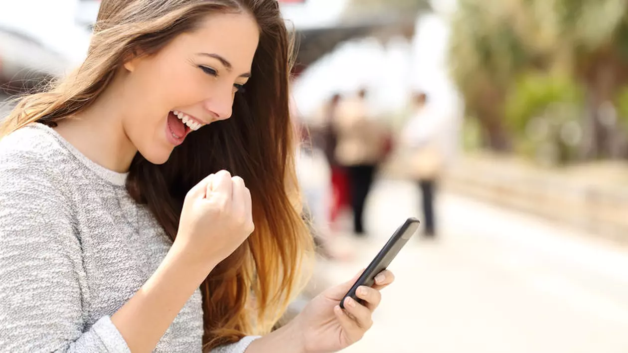 Aplicații în Google Play care te ajută să iei BAC-ul - elev care cauta in Google Play aplicatii pentru BAC