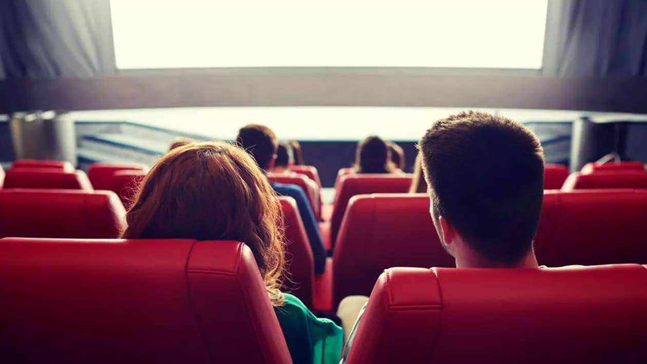 Studenți care privesc la filme făcute după romane de la BAC
