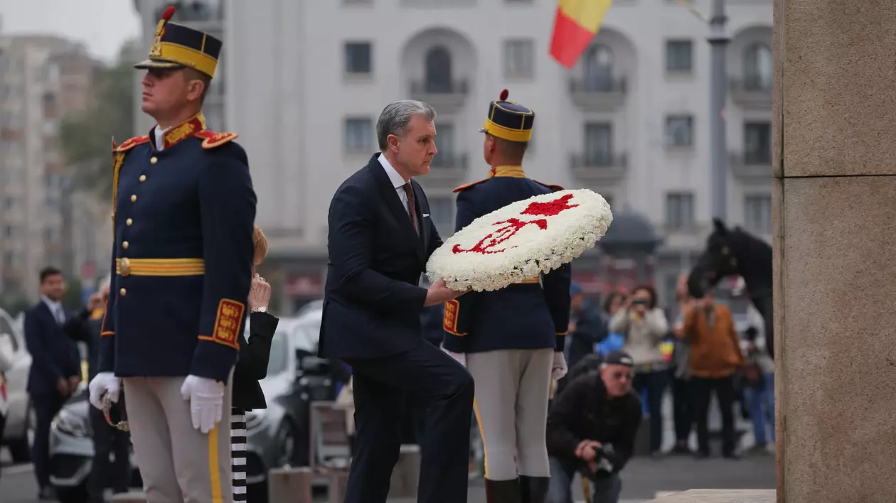 UPDATE. Ziua Regelui, marcată prin manifestări culturale. Ceremonie militară şi depuneri de coroane de flori la statuia Regelui Carol I din Piaţa Palatului Regal | FOTO&VIDEO