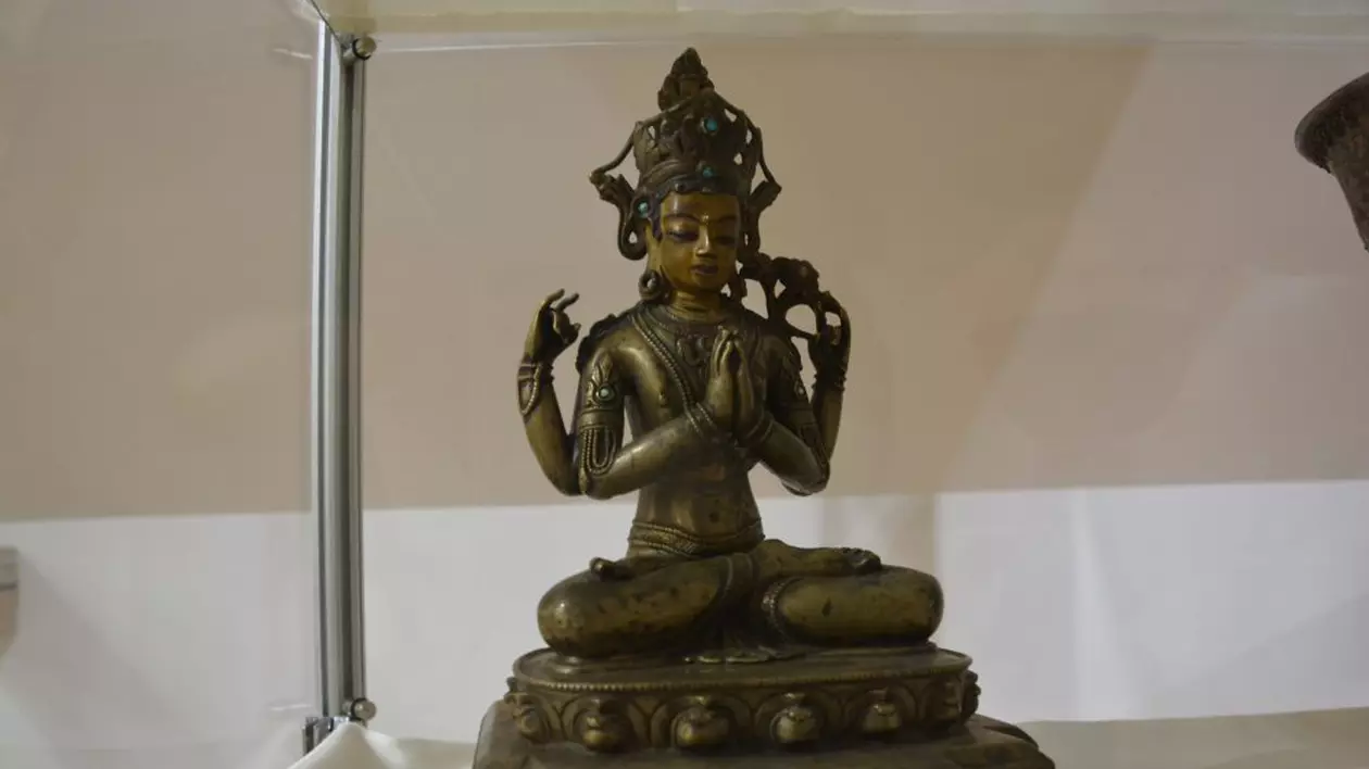 Prima expoziție de artă tibetană din România a fost deschisă la Suceava. Piesele fac parte din colecția lui Heinrich Harrer, a cărui aventură a fost transpusă în filmul ”Șapte ani în Tibet”
