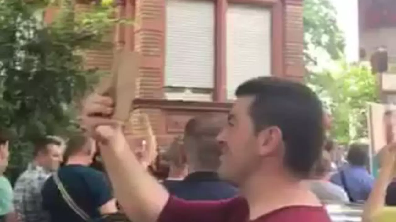 Mărturia unei românce, care a stat 10 ore la coadă la vot: „Oamenii care reușeau să voteze ieșeau plângând de fericire din secție. Nu am văzut niciodată atâta unitate între români”