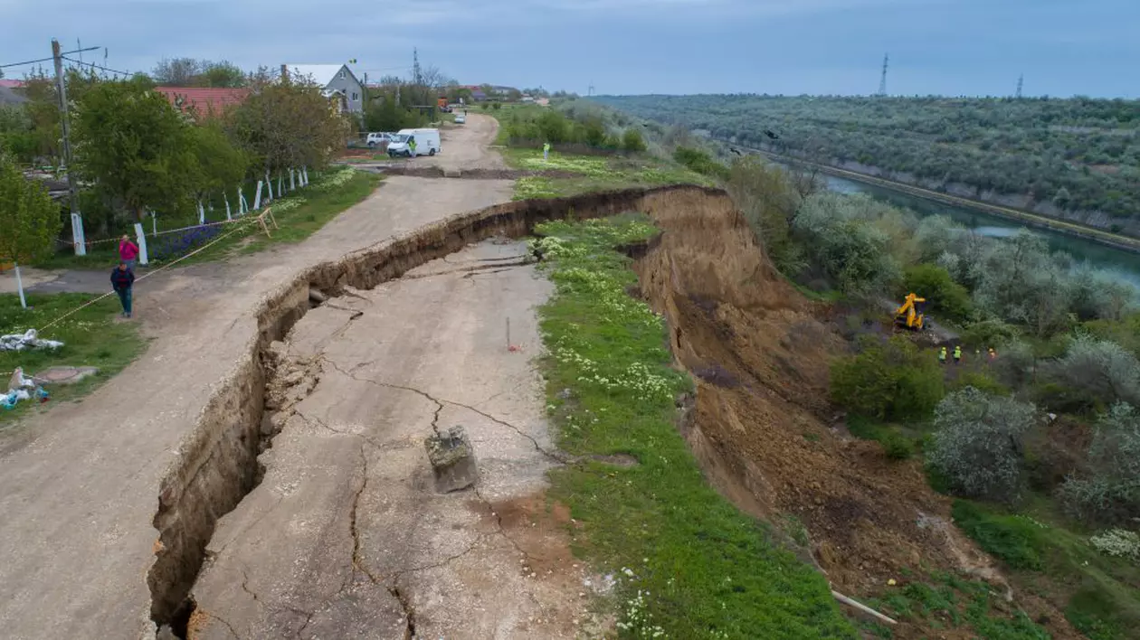 UPDATE/Imaginile dezastrului. Situația se complică la Cumpăna, acolo unde alunecările de teren amenință comuna. Comisie de evaluare, la ordinul Prefectului
