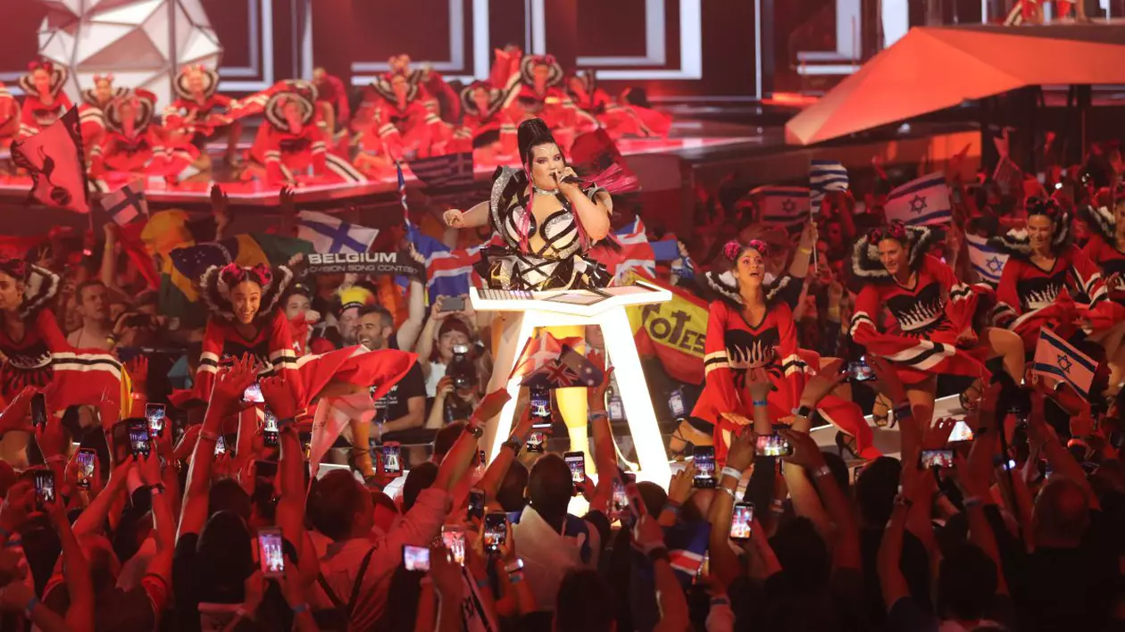 A renunțat la jobul de profesor de istorie ca să devină parior profesionist pe melodiile de la Eurovision. Și-a pus gaj și apartamentul 