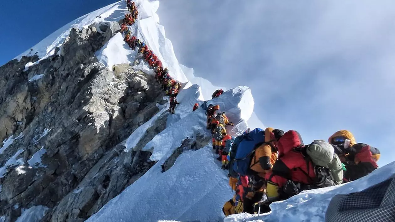 Fotografie realizată de alpinistul Nirmal Purja, care evidențiază aglomerația existentă pe Everest. FOTO: facebook.com/NimsPurja
