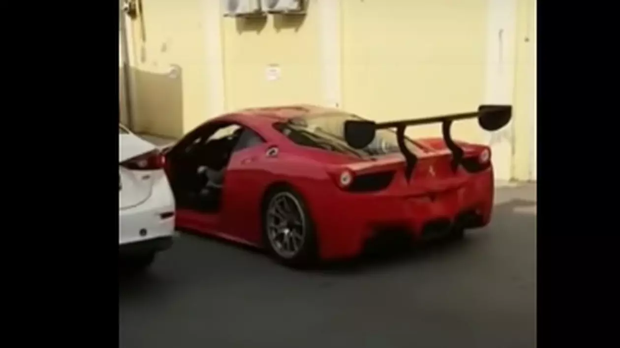 Un Ferrari a rămas fără o portieră pe o stradă din București