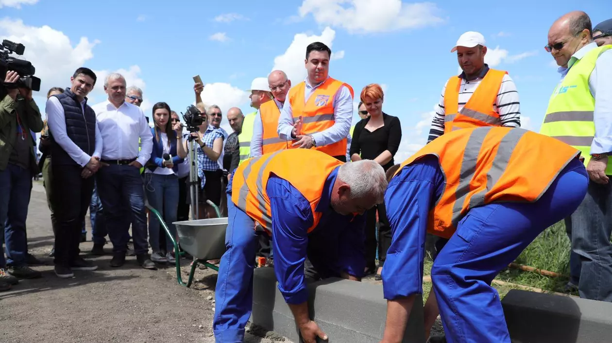 Cum arată de fapt șantierul drumului expres Craiova-Piteşti, inaugurat miercuri de Liviu Dragnea și „golit” a doua zi de utilaje și muncitori: s-a trasat un drum tehnic şi o cale de acces printr-un lan de grâu!