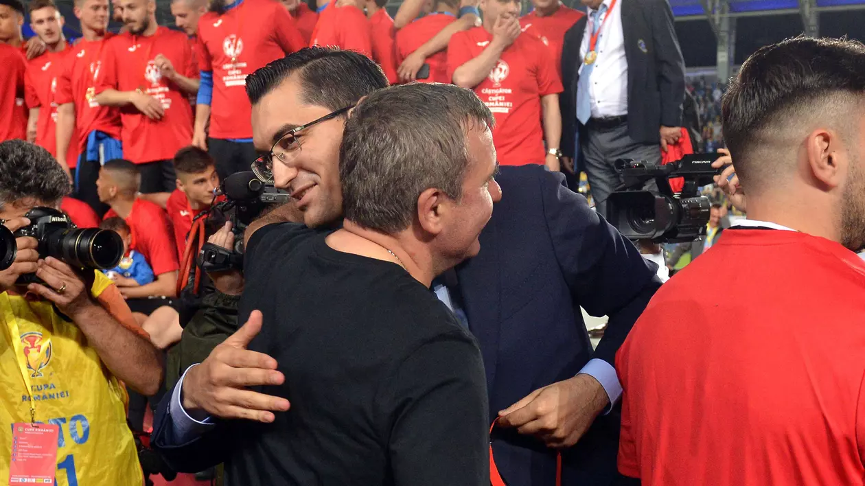 Hagi s-a îmbrățișat cu dușmanul Burleanu. În 2014, îi cerea lui Sandu să nu mai facă pe șoferul președintelui FRF. Ce crede acum ”Nașul”