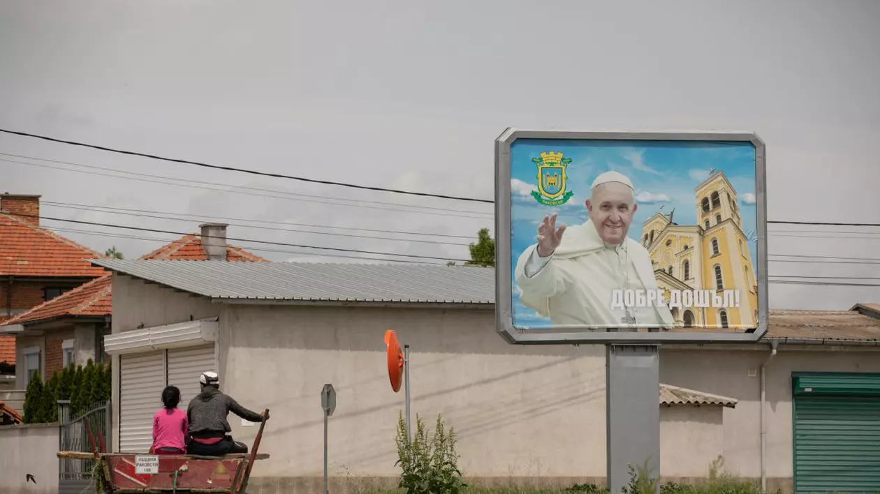 CORESPONDENȚĂ din Bulgaria | Papa vine în Urziceniul vecinilor! Ultimele pregătiri înainte de sosirea Suveranului Pontif la Rakovski, un orășel de doar 17.000 locuitori