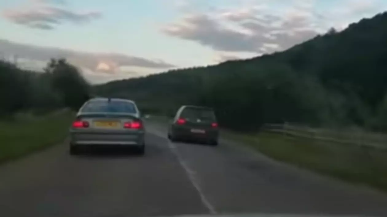 O mașină de poliție care urmărea un contrabandist de țigări a fost blocată în trafic de alți "colegi" de-ai traficantului. Unde a avut loc acest incredibil eveniment