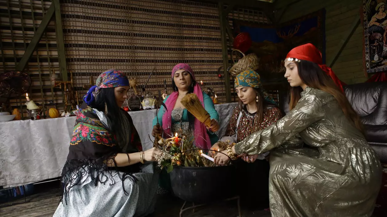 Reportaj Reuters despre vrăjitoarele din România. Cum au ajuns ritualurile să fie transmise live pe Facebook în întreaga lume