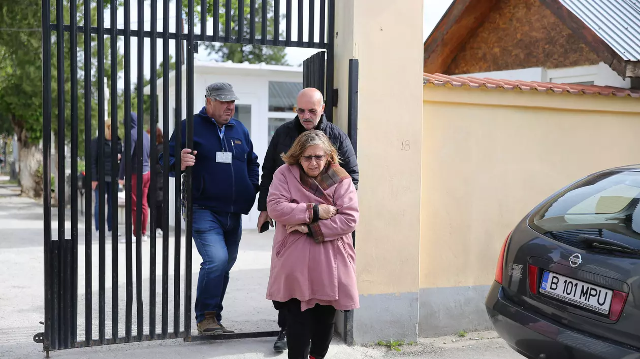 Părinții lui Răzvan Ciobanu, la căpătâiul fiului lor! Sicriul designerului rămâne închis