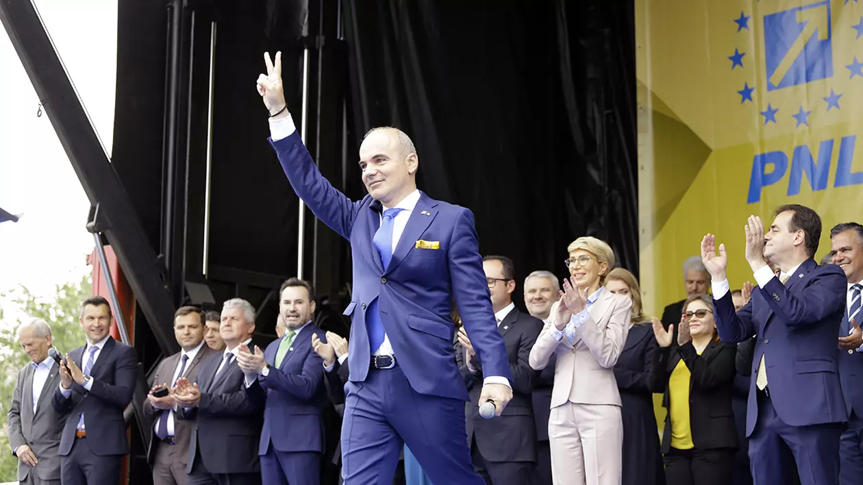 Tolo: Cum îl recomandă Inițiativa România pe Rareș Bogdan drept model la capitolul «integritate»