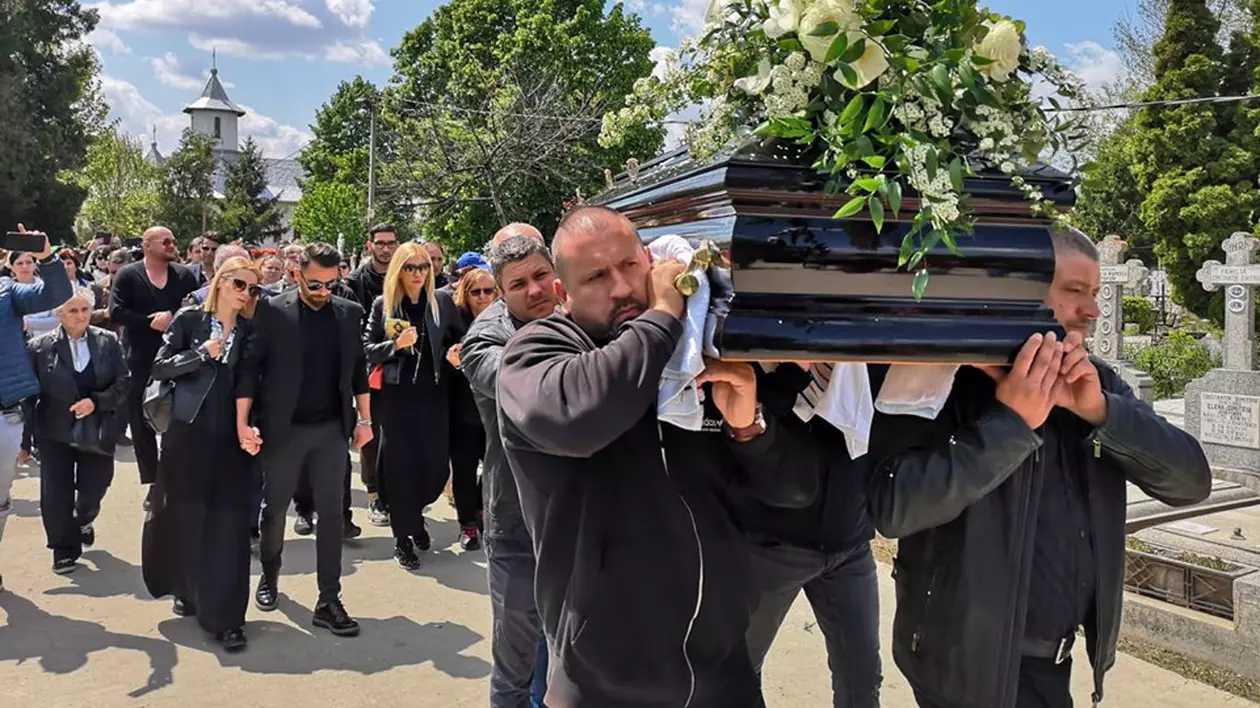 UPDATE | Răzvan Ciobanu, condus pe ultimul drum. Creatorul de modă a fost înmormântat | VIDEO
