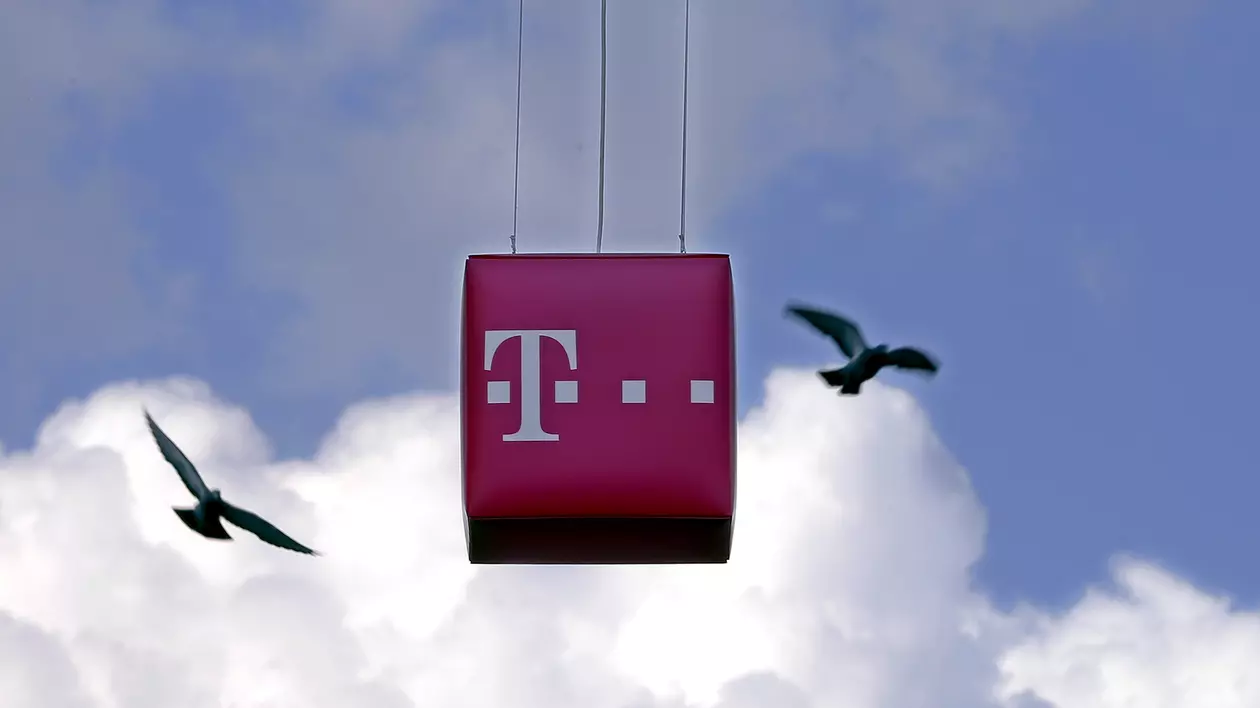 Afacerile Telekom din România ar putea încăpea pe mâna rușilor. Un oligarh din Bulgaria care are legături cu Rusia și un altul din Rusia, care are legături cu Lukoil, vor să cumpere activele Telekom din România. Sigla Telekom agățată, cu două păsări pe lângă
