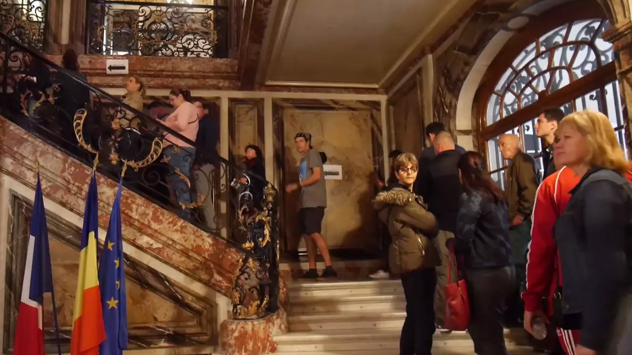 VIDEO | Părinții care ne-au ținut un loc la vot. Reportaj din Paris și un mesaj de la cei tineri pentru generația care a integrat România în UE