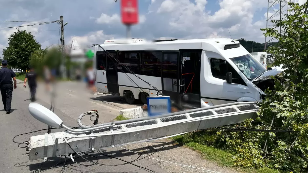 Un microbuz a intrat într-un stâlp de electricitate, la Voinești