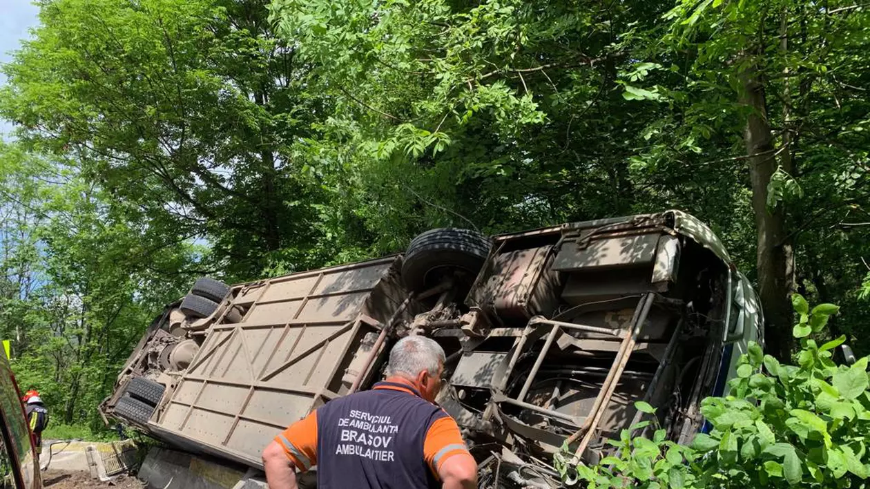 Un autocar cu 29 de copii s-a răsturnat în apropiere de Râșnov. Pasagerii au scăpat cu răni ușoare