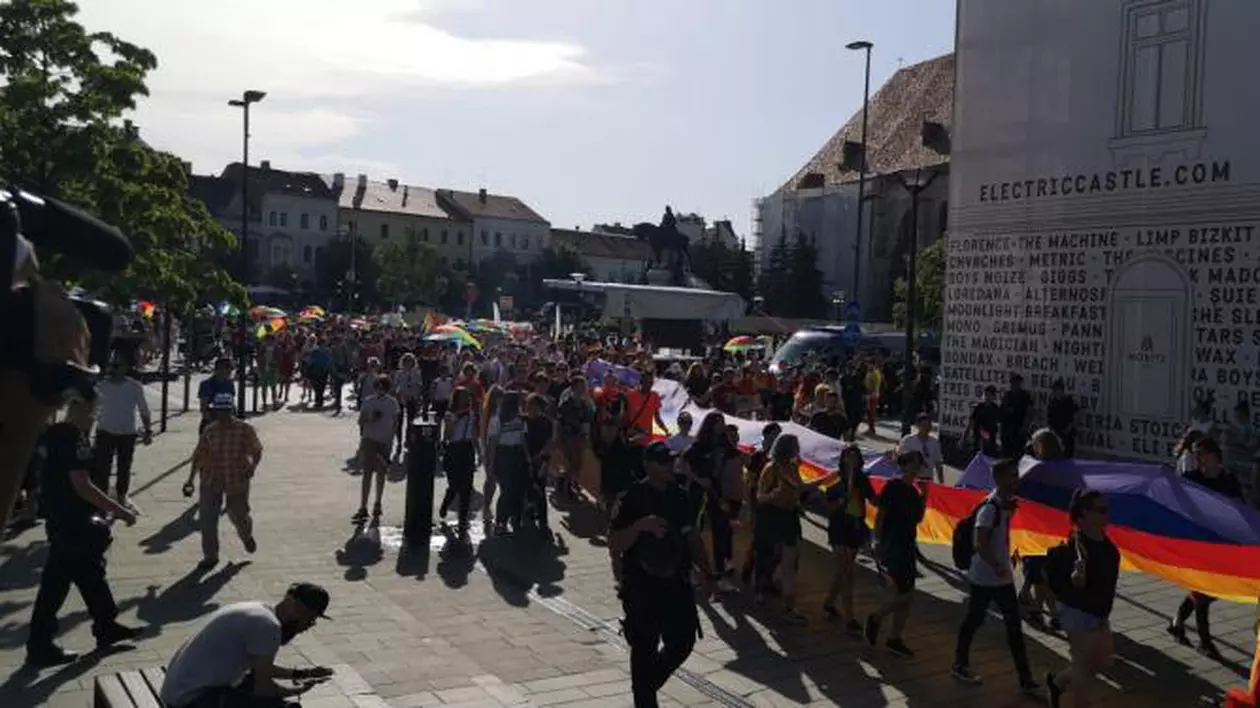 Circa 3.000 de participanți la marșul Cluj Pride au cerut legalizarea parteneriatelor civile. Protest în paralel al Noii Drepte
