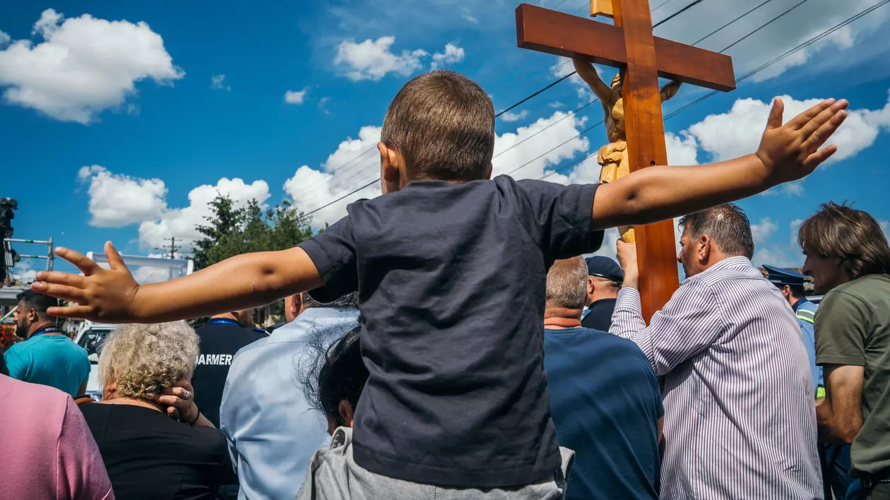 FOTOREPORTAJ DOCUMENTARIA/ Papa Francisc și romii din cartierul Barbu Lăutaru. ”Nu am ştiut să vă recunoaştem, să vă preţuim şi să vă apărăm...”