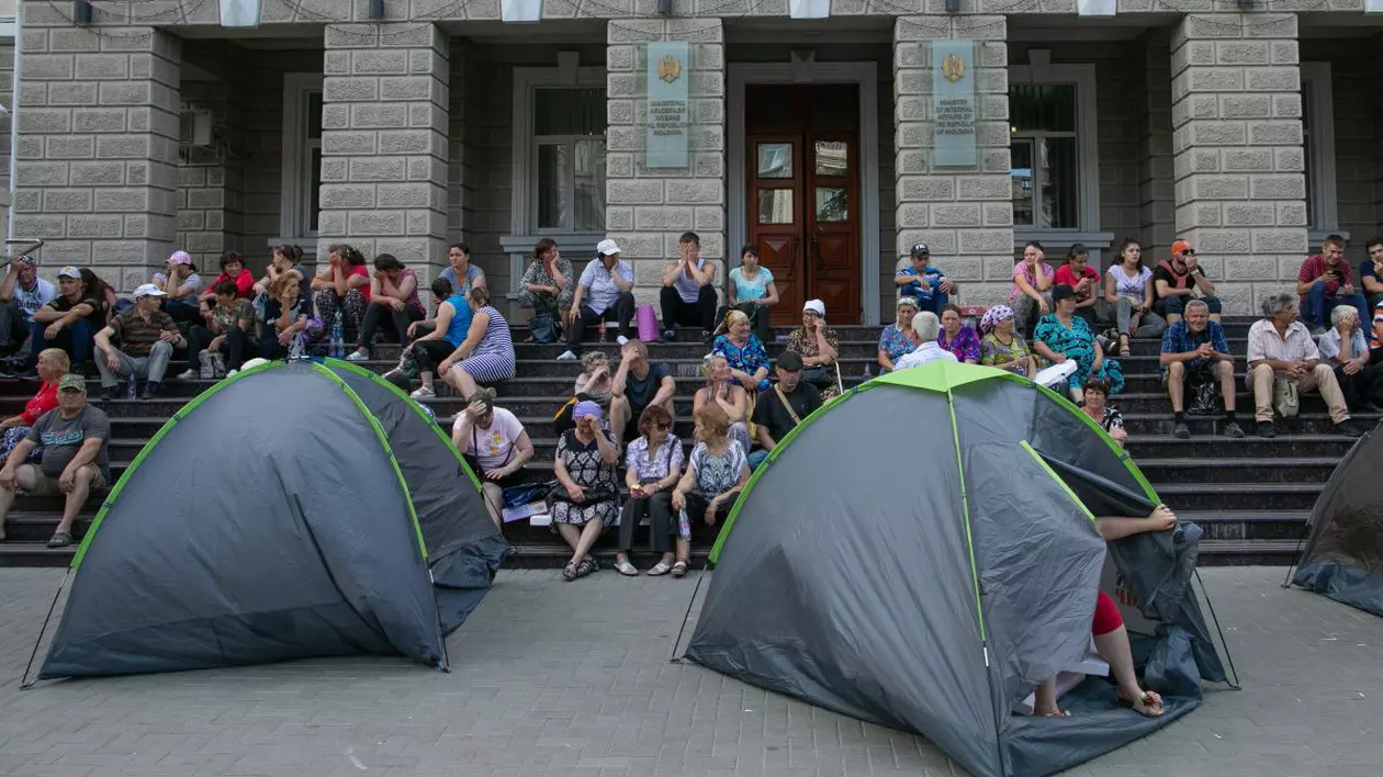 Reporterul Libertatea Ștefan Pană urmărește din Chișinău criza politică din Republica Moldova: Țara cu doi preşedinţi şi doi premieri!