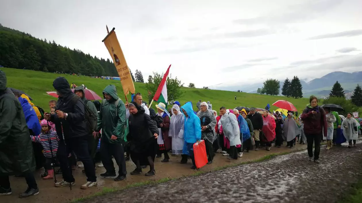 VIDEO | Zeci de copii aflați la Șumuleu Ciuc au avut nevoie de îngrijiri medicale din cauza frigului