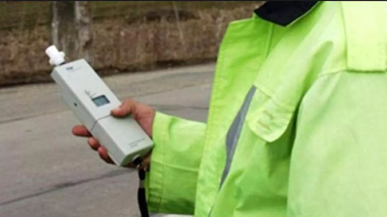 Șofer din Covasna, reținut de polițiști după ce s-a urcat la volan în comă alcoolică și a lovit trei autoturisme parcate