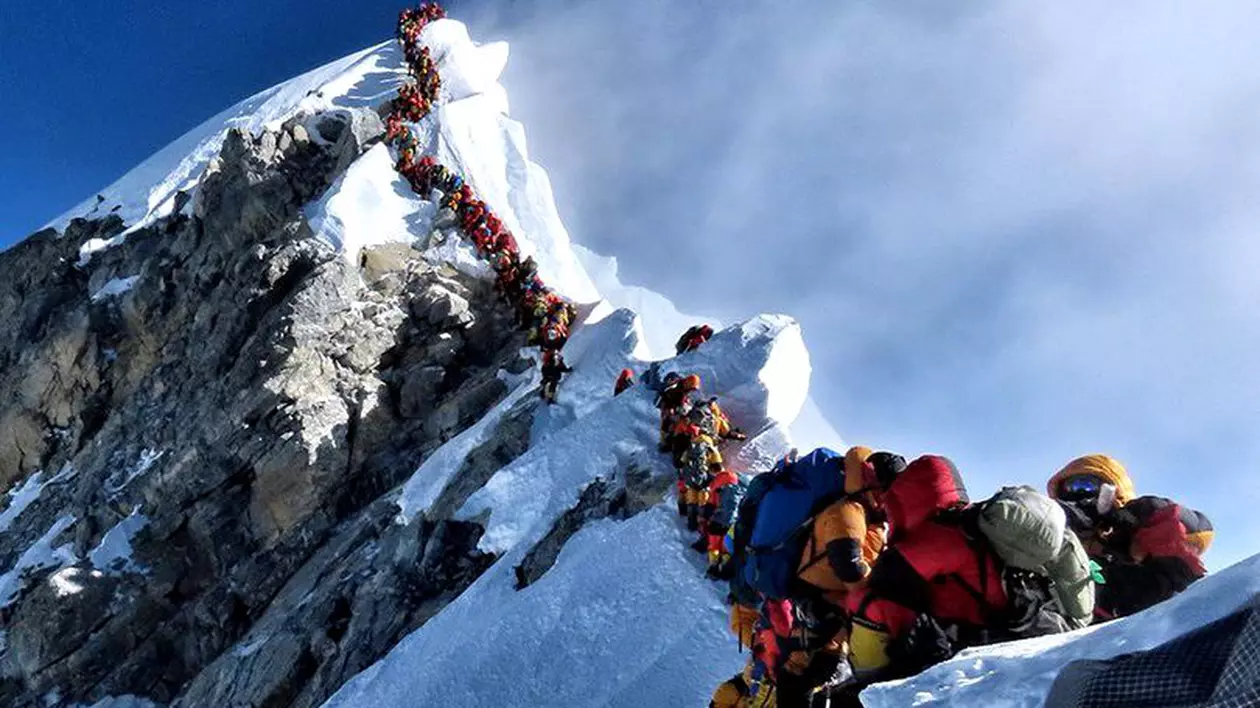Număr record de alpinişti pe vârful Everest