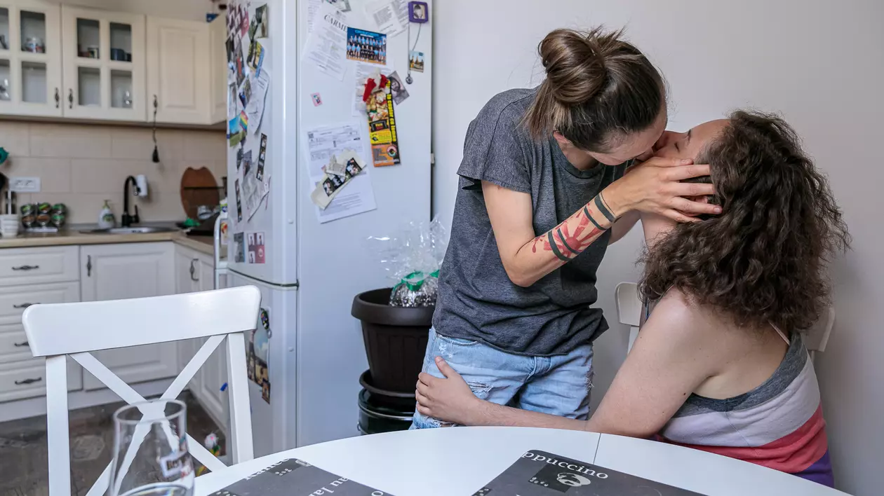 Georgiana și Cătălina, fetele care se luptă cu lumea, cu prejudecățile și cu statul.  “Noi am ales să ne expunem”