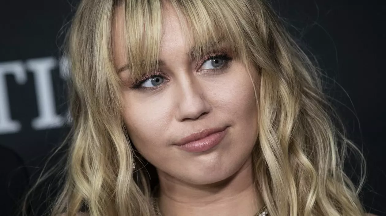 Momentul în care Miley Cyrus este agresată de un fan în Barcelona