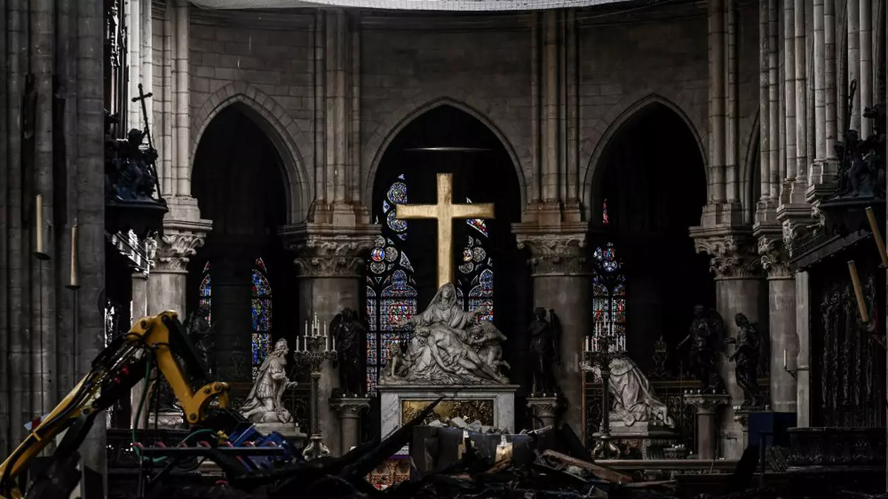 Prima slujbă în Catedrala Notre-Dame după incendiul devastator din aprilie