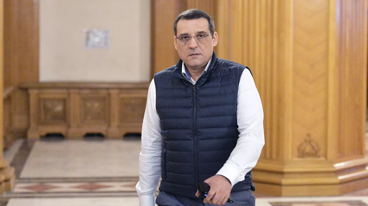 Poziția primăriei Sectorului 6 despre ”gardul cu brevet”: ”Toate licitațiile sunt verificate și se desfășoară conform normelor în vigoare”. Gabriel Mutu în vestă, în Parlament