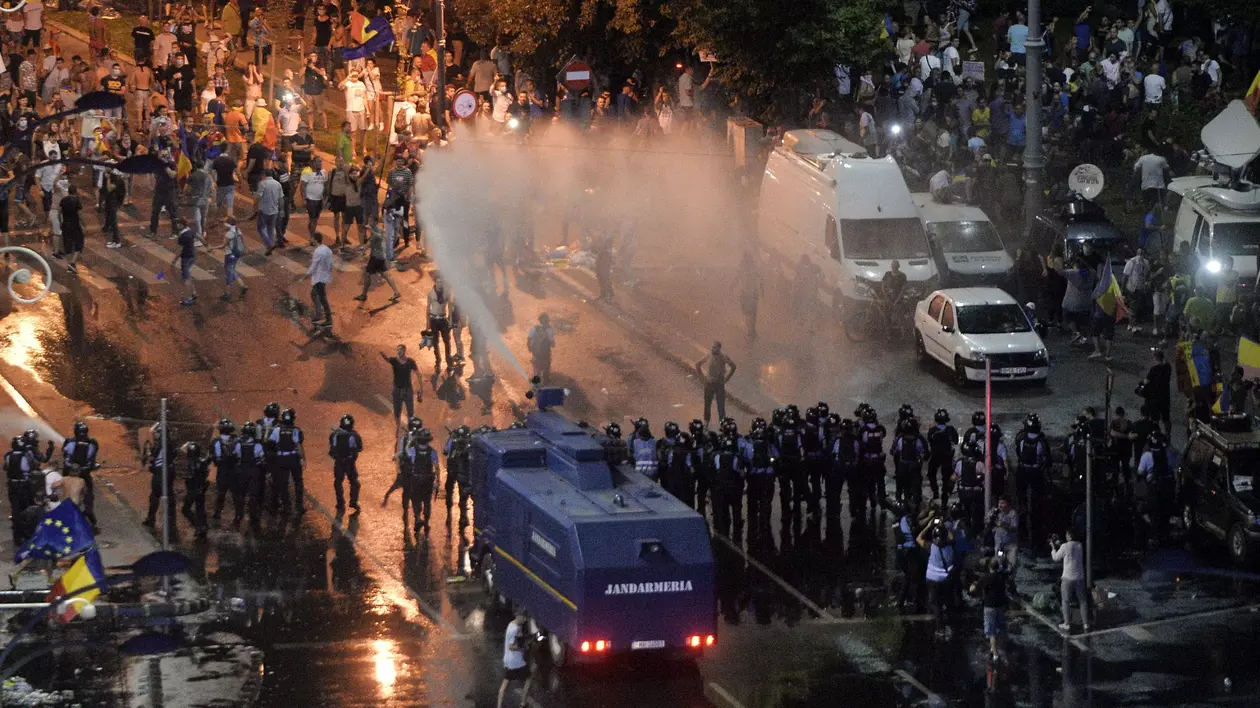 Agenția Agerpres a furnizat toate filmările și fotografiile cu manifestanții din 10 august la cererea poliției lui Carmen Dan, „ca să fie identificați oamenii”! Șeful departamentului video a refuzat, dar conducerea s-a executat. „Se pregătea represiunea împotriva manifestanților!”