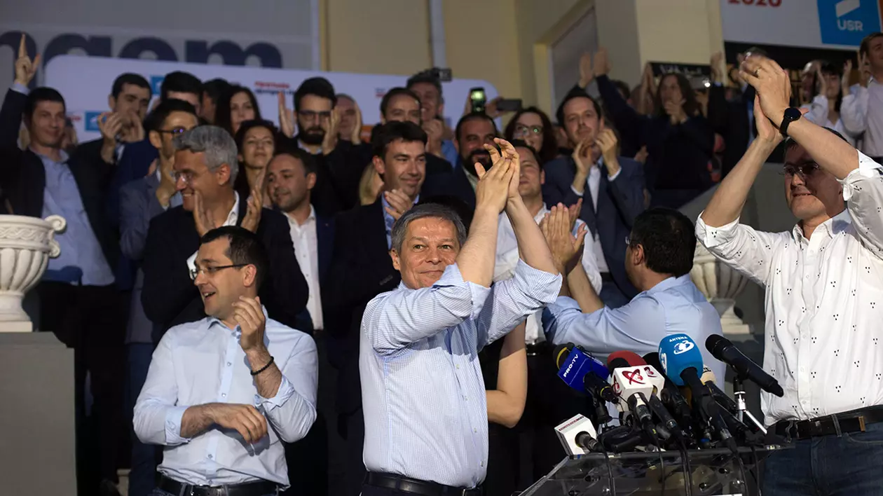 La două săptămâni după ce a fost aclamat, USR e înjurat pe net. A propus reducerea reclamelor și  sponsorizărilor firmelor de țigări!