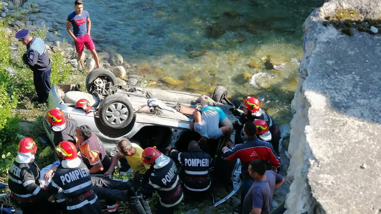 Accident grav în Gorj. Trei oameni au murit, după ce mașina lor a căzut în râu