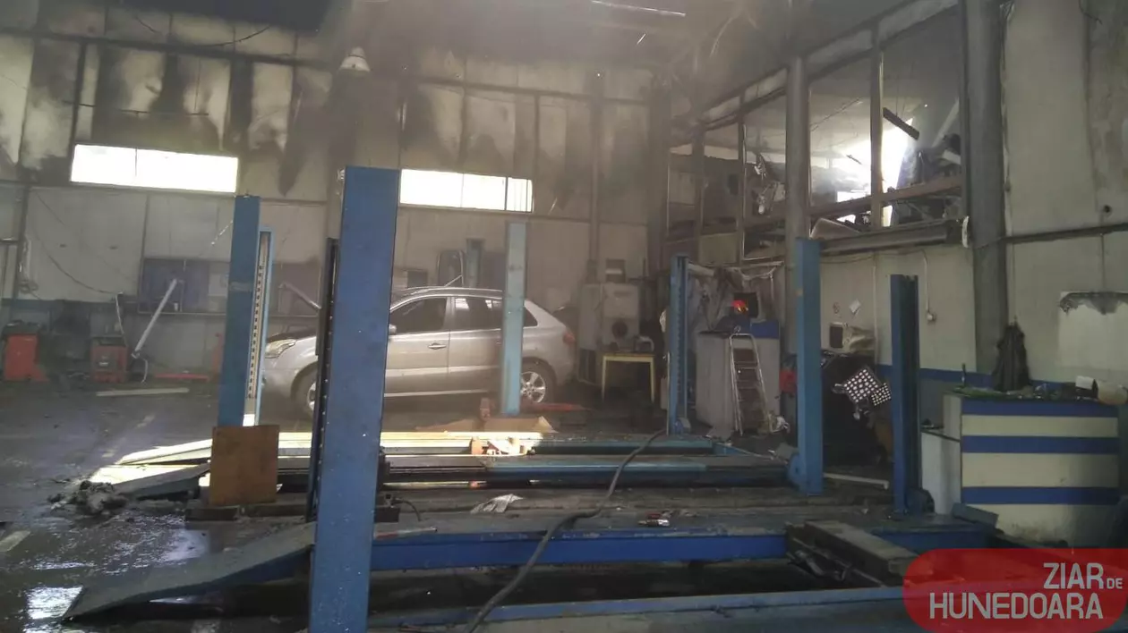 Incendiu la un service auto din Petroşani. O persoană a suferit arsuri pe faţă şi braţe