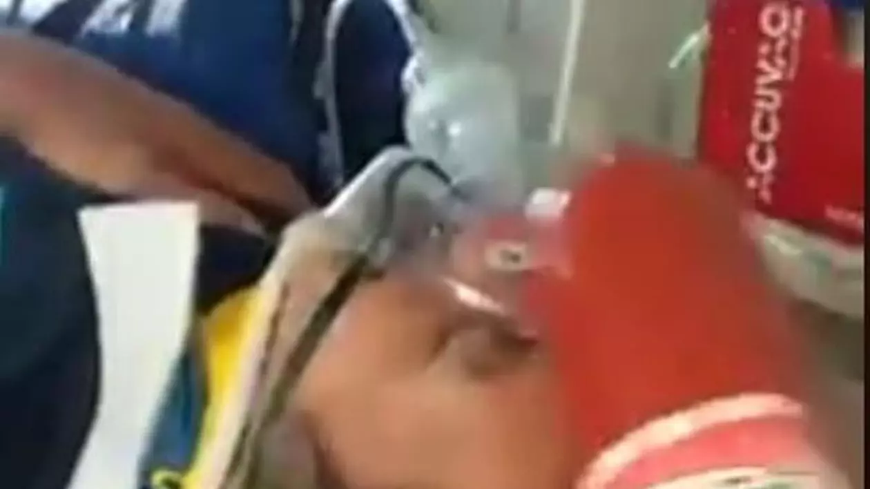 VIDEO | Paramedic SMURD filmat în timp ce lovește un pacient inconștient cu un parizer și îi spune „bețivanule”