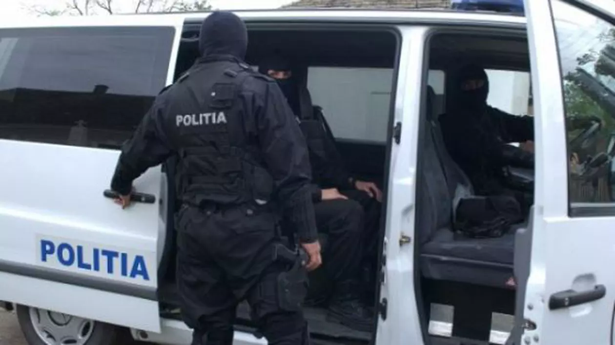 Percheziții la locuința unui polițist