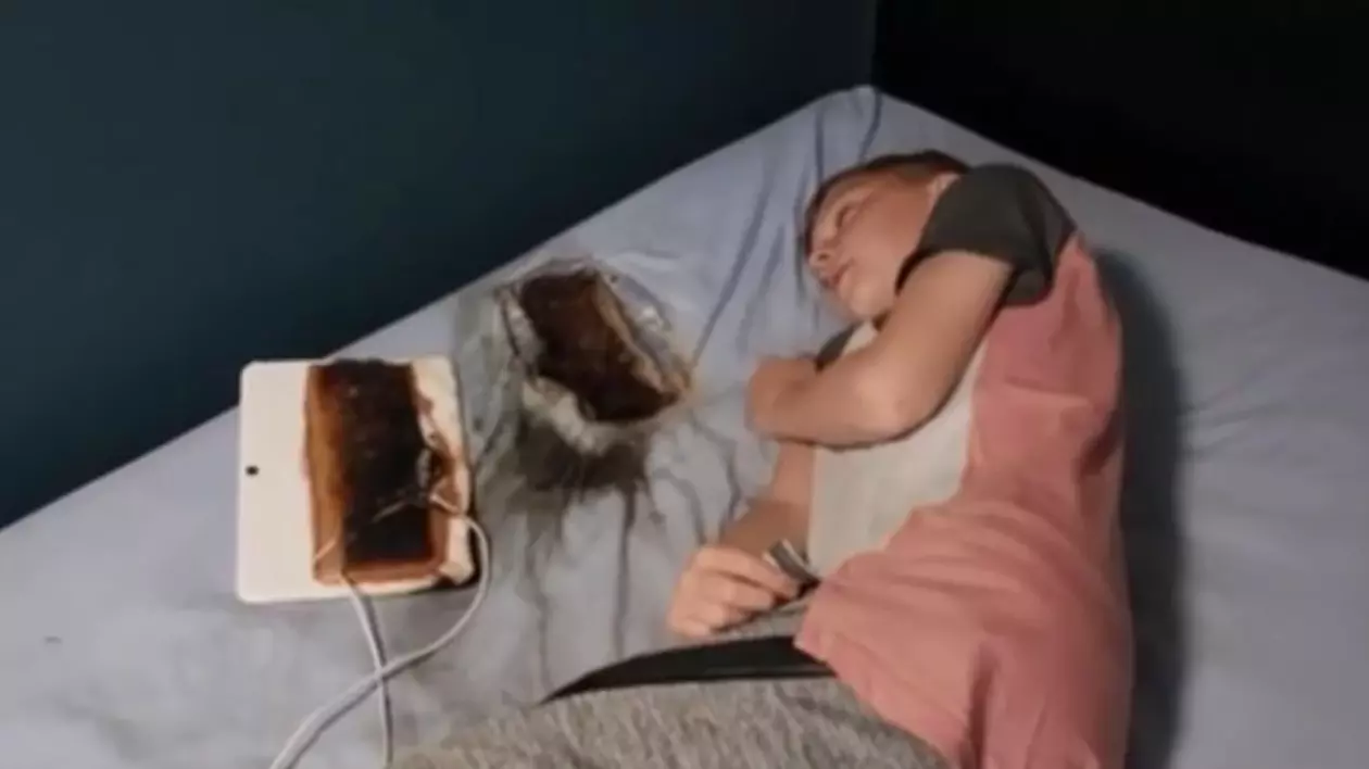 Avertismentul unor părinți după ce o tabletă lăsată la încărcat pe patul copilului lor a luat foc și ars pe timpul nopții
