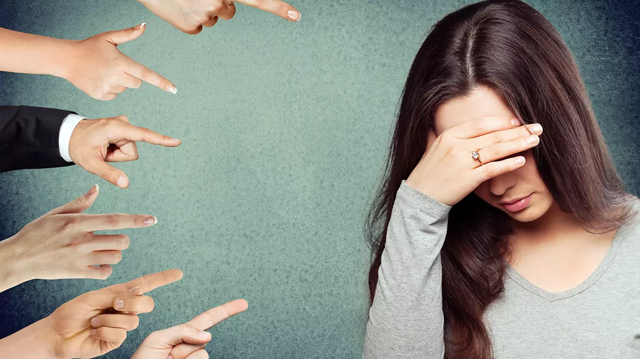 ÎNREGISTRĂRI. Judecătoarea care dă vina pe victime se întoarce! “Vă este clar că ați ales această viață?”, o ceartă ea pe cea de-a doua femeie abuzată de soț