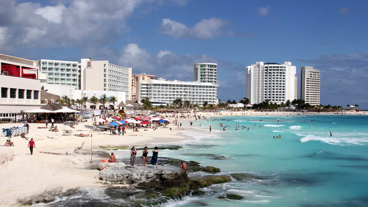 Clanul din Craiova și-a cumpărat hoteluri și case în Cancun! Procurorii DIICOT București fac percheziții și vor reține cel puțin 8 traficanți de persoane pe ruta Mexic - SUA
