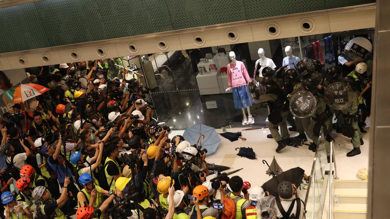 Confruntări între poliţie şi manifestanţi în timpul unei noi manifestaţii uriaşe în Hong Kong