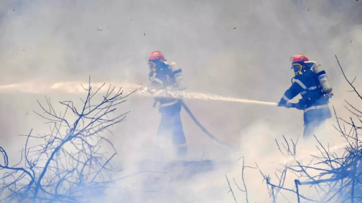 Pompierii au fost chemați să stingă un incendiu lângă Academia Hagi!