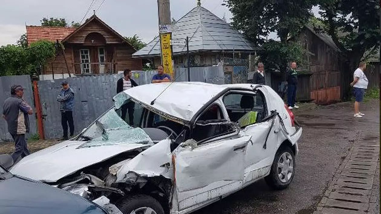 O șoferiță a rămas încarcerată după ce a lovit un TIR