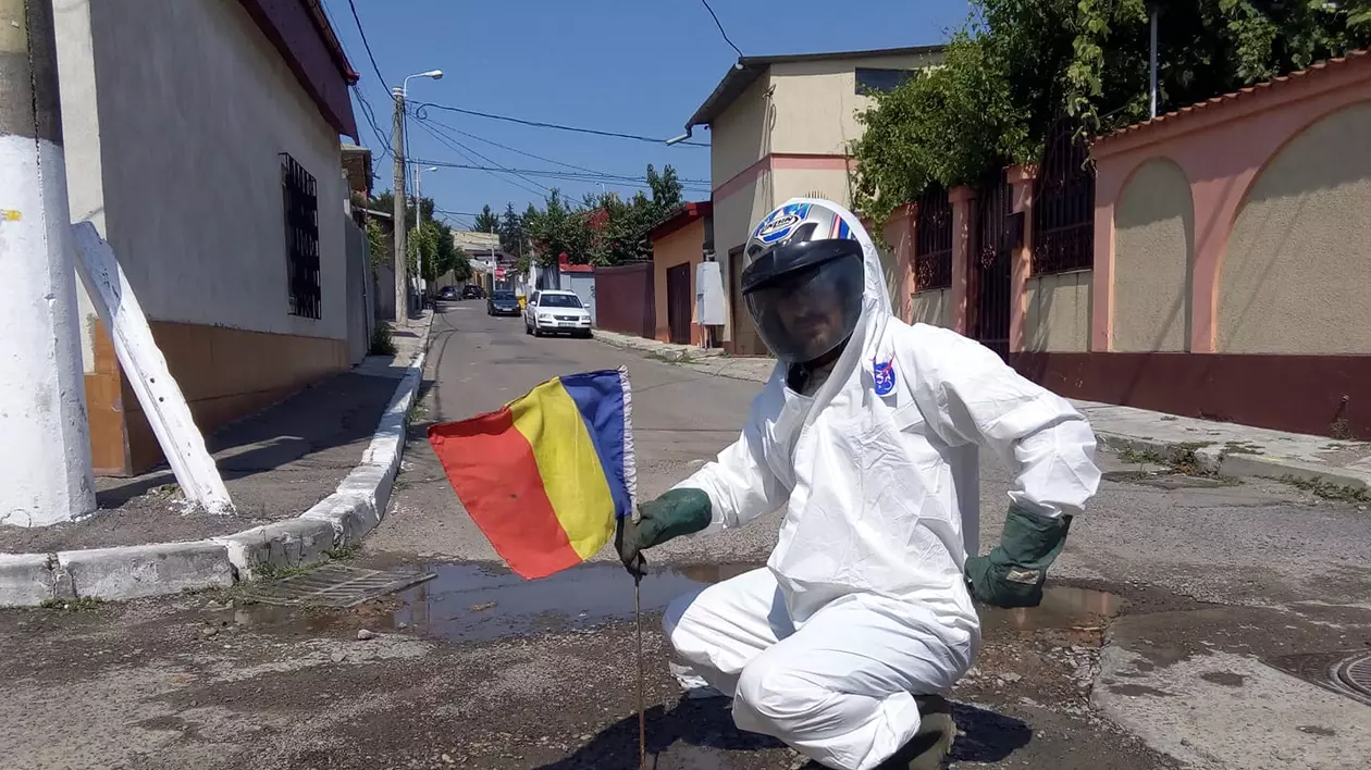 Mersul pe Lună în variantă românească. Un bărbat a simulat pasul lui Neil Armstrong printre gropile din Galați