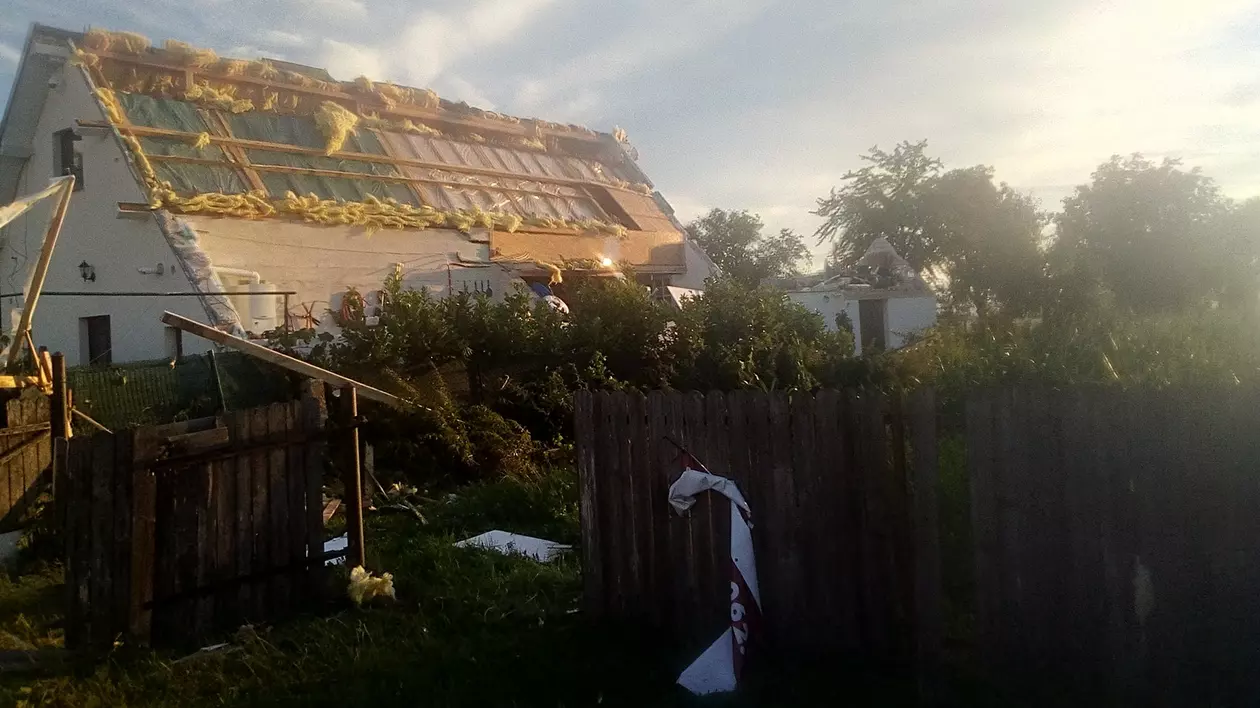 O tornadă a făcut prăpăd în comuna Mirosloveşti din Iași
